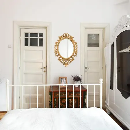 Stay In Style: Central 1Br With Vintage Touches And Balcony-3